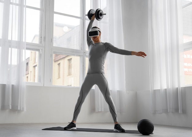 Uomo a figura intera che fa fitness con gli occhiali vr