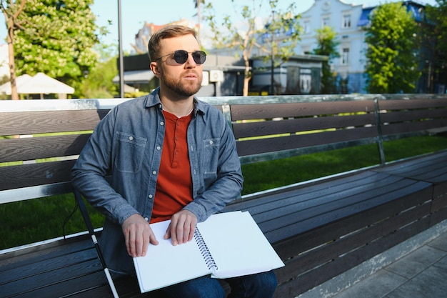 Uomo accecato che legge toccando il libro braille