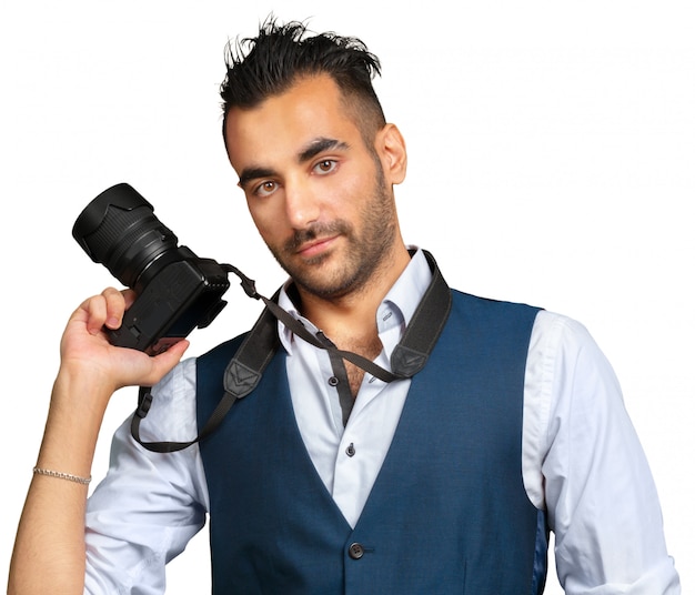 Uomo adulto attraente con una macchina fotografica isolata su bianco