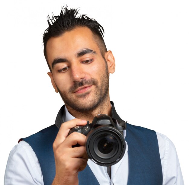 Uomo adulto attraente con una macchina fotografica isolata su bianco