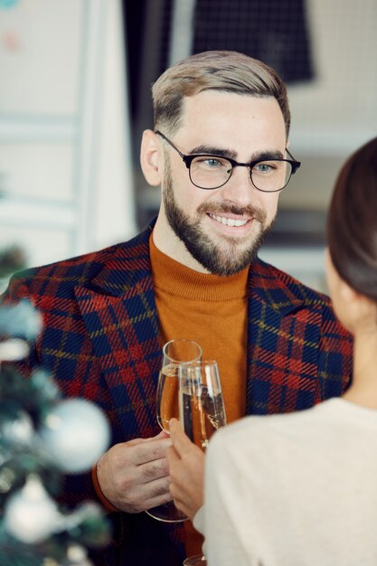 Uomo adulto bello che beve Champagne alla festa