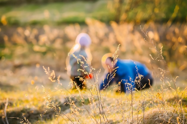 Uomo adulto che gioca con un bambino all'aperto in una calda giornata primaverile