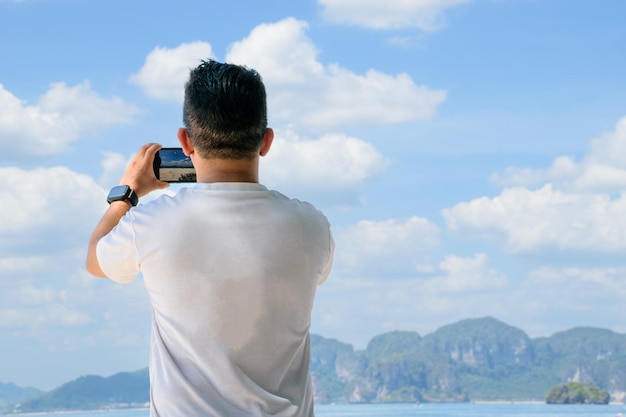 Uomo adulto che scatta una foto nelle isole in vacanza