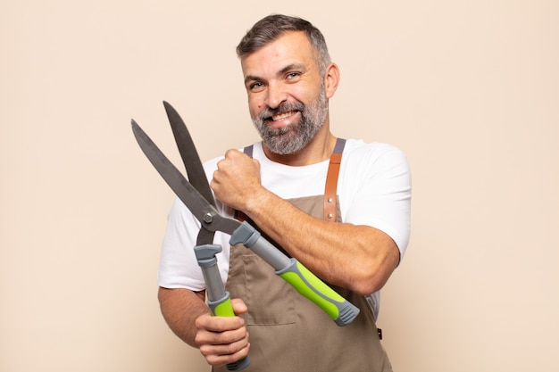 Uomo adulto che si sente felice, positivo e di successo, motivato quando affronta una sfida o celebra buoni risultati