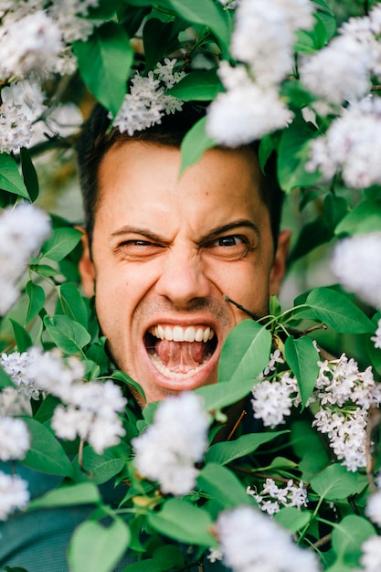 Uomo adulto circondato da fiori che sbocciano