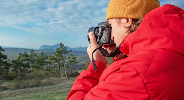 uomo adulto fotografa la natura