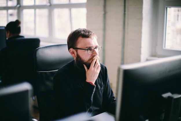 Uomo adulto medio che lavora in ufficio