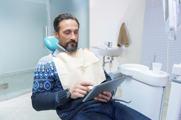 Uomo adulto nell'ufficio del dentista