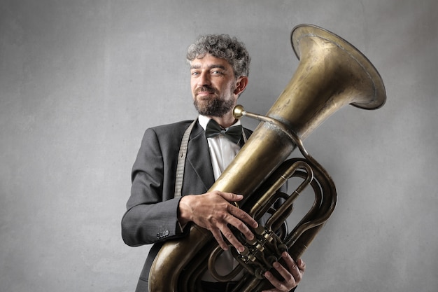 Uomo affascinante con una tuba