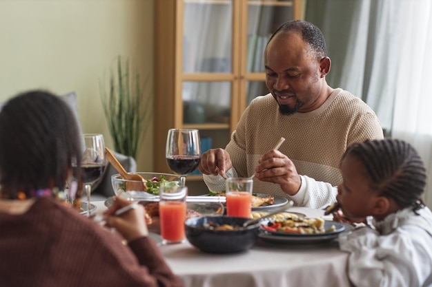 Uomo africano a cena con la sua famiglia