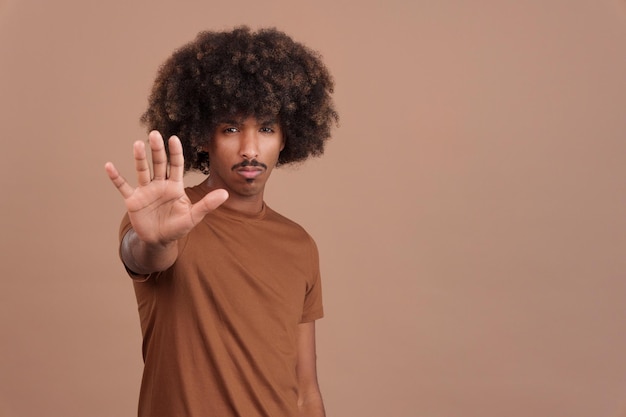 Uomo africano che gesturing divieto con la mano