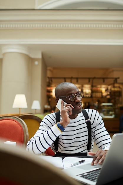 Uomo africano che lavora nel caffè