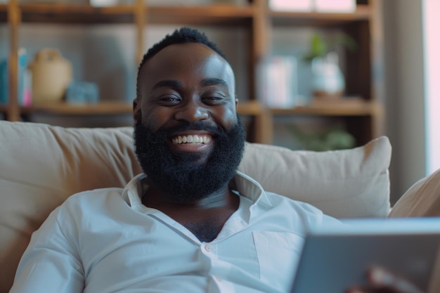 Uomo africano che usa il tablet per la chat video in ufficio a casa