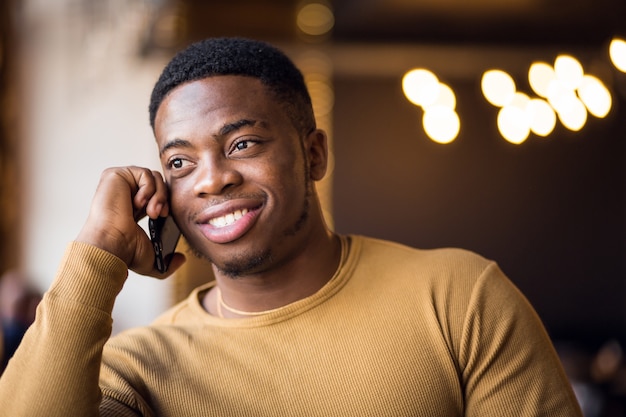 Uomo africano in un caffè