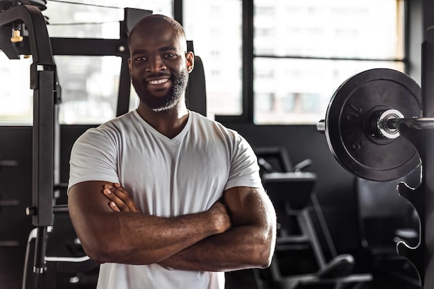 Uomo africano sportivo che riposa dopo aver fatto una pausa dopo aver fatto esercizio