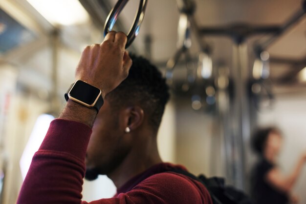 Uomo africano su un treno