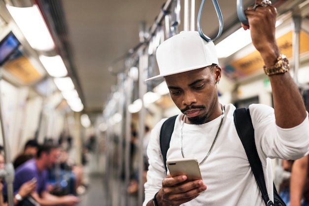 Uomo africano su un treno