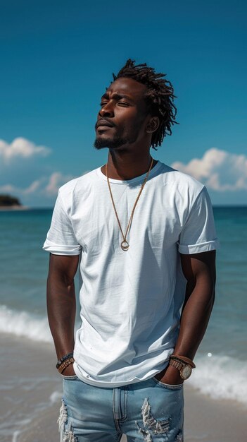 uomo africano sullo sfondo della spiaggia sabbiosa del mare