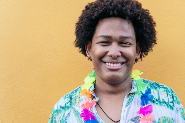 Uomo afro che celebra il carnevale di strada