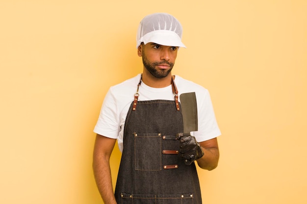 Uomo afro cool che si sente triste sconvolto o arrabbiato e guarda al concetto di macellaio laterale