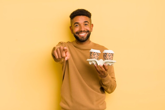 Uomo afro nero che punta alla telecamera scegliendo di portare via il concetto di caffè