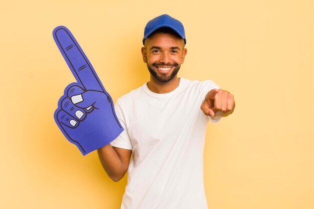 Uomo afro nero che punta alla telecamera scegliendo te concetto di mano numero uno concetto di mano numero uno