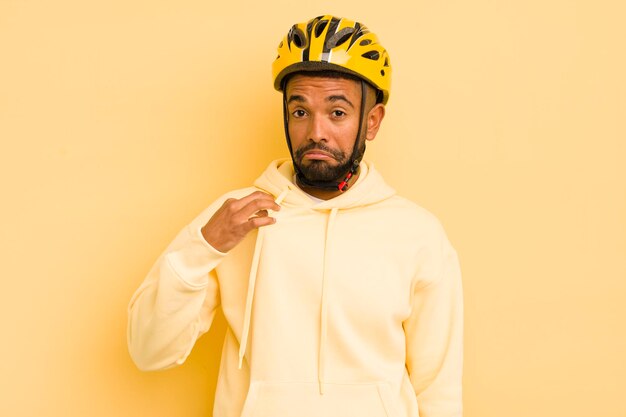 Uomo afro nero che sembra arrogante concetto di bici positivo e orgoglioso di successo