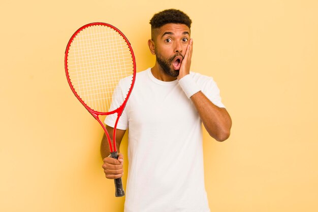 Uomo afro nero che si sente scioccato e spaventato dal concetto di tennis