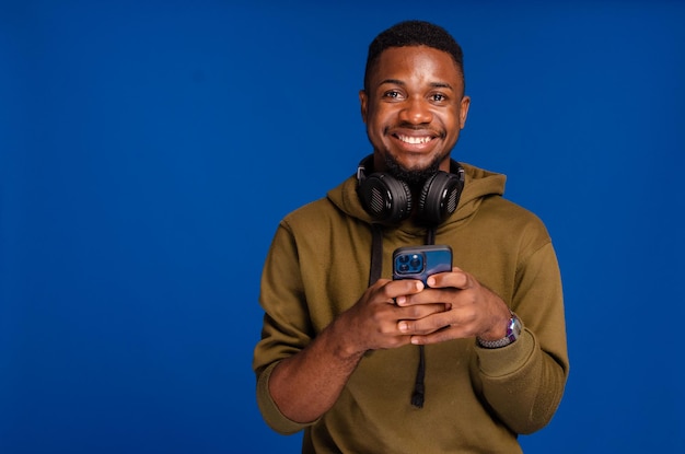 Uomo afroamericano allegro che utilizza l'applicazione del telefono cellulare