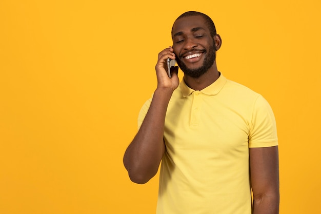 Uomo afroamericano che parla sullo smartphone