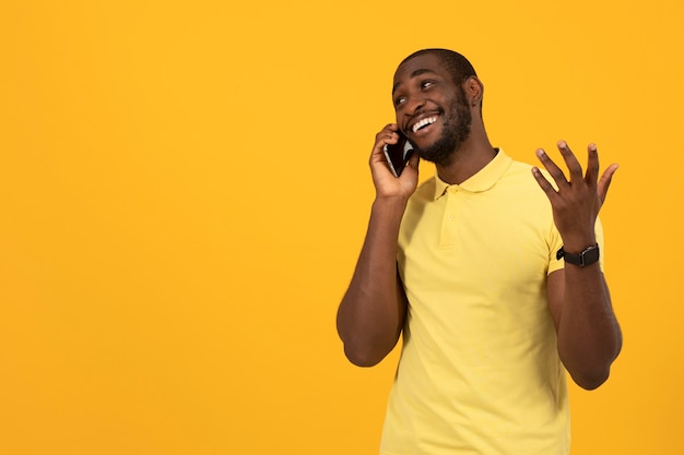 Uomo afroamericano che parla sullo smartphone