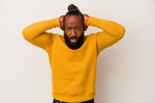 Uomo afroamericano con barba isolato su sfondo rosa che urla, molto eccitato, appassionato, soddisfatto di qualcosa.