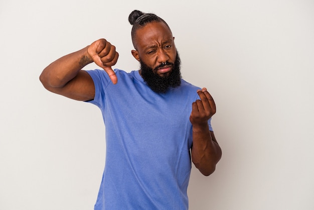 Uomo afroamericano con la barba isolata sulla parete rosa che mostra che non ha soldi.