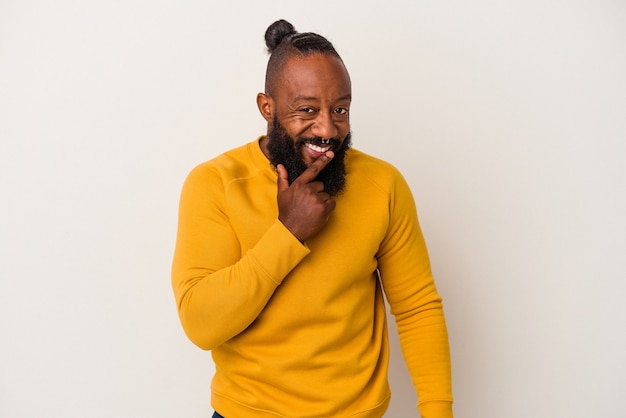 Uomo afroamericano con la barba isolata sulla parete rosa che sorride felice e sicura, toccando il mento con la mano.