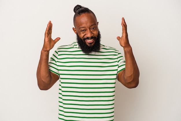 Uomo afroamericano con la barba isolato su sfondo rosa ridendo gioioso molto. Concetto di felicità.