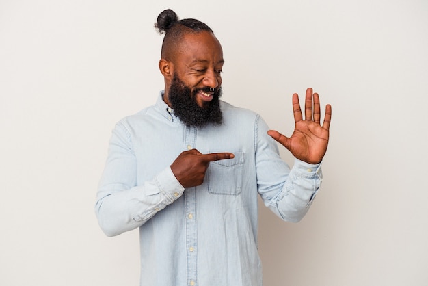 Uomo afroamericano con la barba isolato su sfondo rosa sorridente allegro che mostra il numero cinque con le dita.