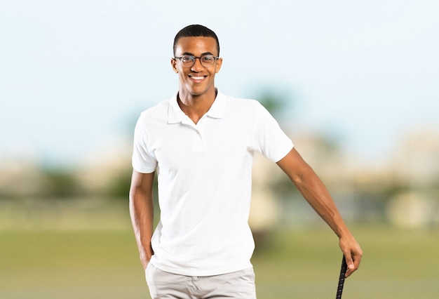 Uomo afroamericano del giocatore di giocatore di golf a all'aperto