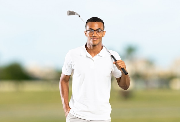 Uomo afroamericano del giocatore di giocatore di golf a all'aperto