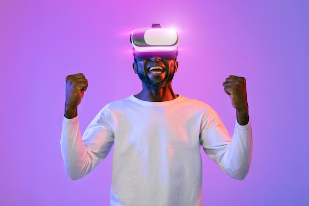 Uomo afroamericano felice emotivo che prova la realtà virtuale