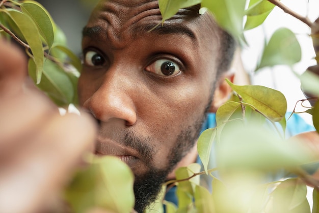 Uomo afroamericano in cerca di lavoro