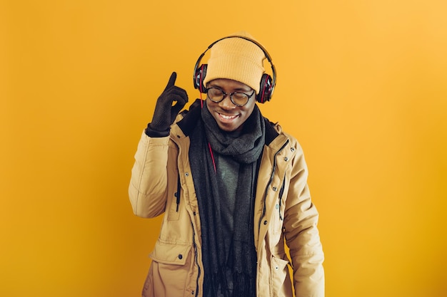 Uomo afroamericano in cuffia che ascolta musica