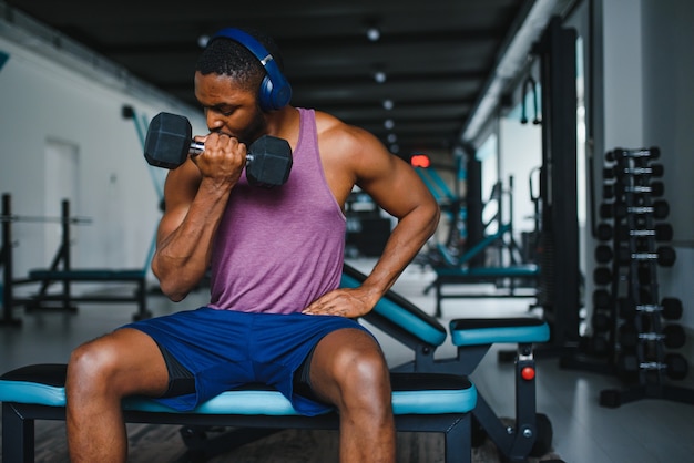 Uomo afroamericano in palestra