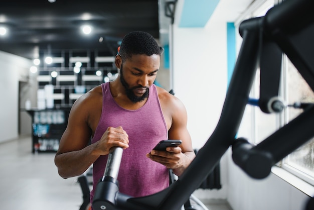 Uomo afroamericano in palestra