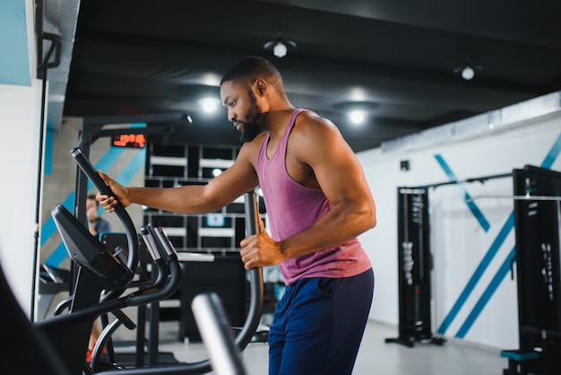 Uomo afroamericano in palestra