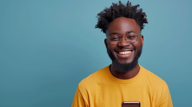 Uomo afroamericano millenario che indossa abiti casuali e occhiali e usa un moderno cellulare cliente maschio biraciale eccitato con la nuova app per smartphone