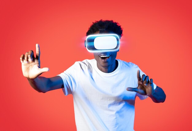 Uomo afroamericano stupito che indossa occhiali vr intelligenti ad alta tecnologia