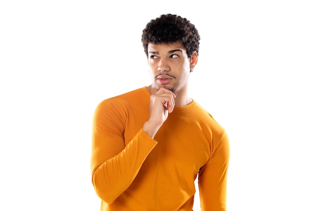 Uomo afroamericano sveglio con l'acconciatura afro che indossa una maglietta arancione isolata