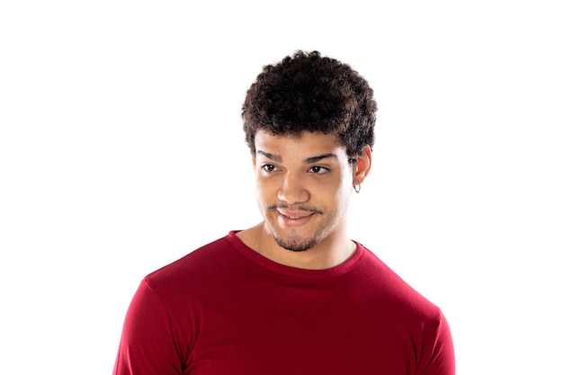 Uomo afroamericano sveglio con l'acconciatura afro che indossa una maglietta bordeaux isolata