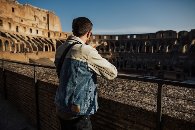 Uomo al Colosseo.