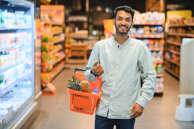 Uomo al negozio di alimentari